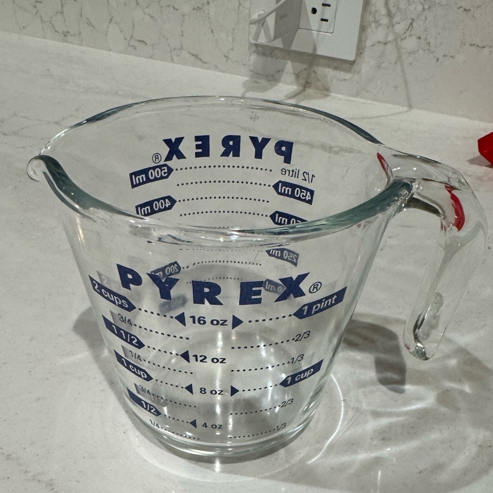 Rare Vintage Pyrex 2-cup glass measuring cup with blue measurement markings!